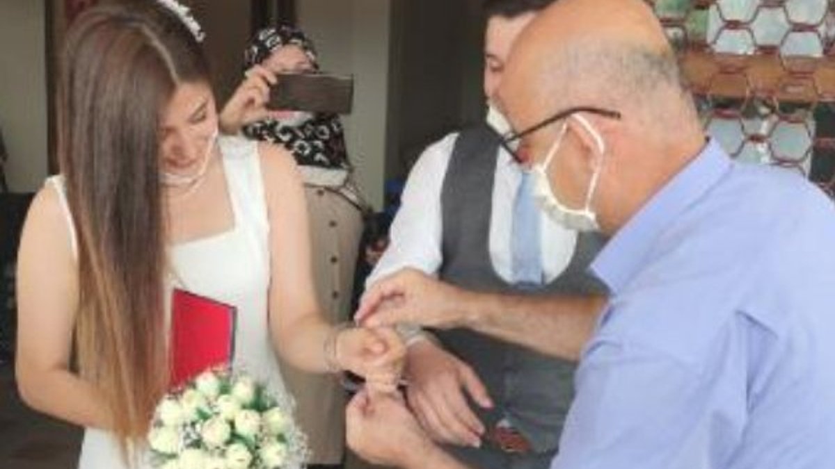 Bursa'da evlenen komiser yardımcılarına kelepçe takıldı