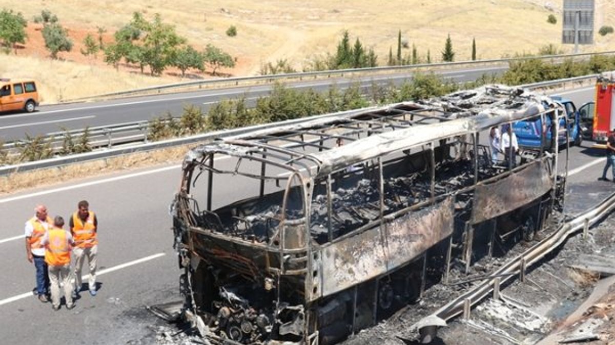 Şanlıurfa'da seyir halindeki otobüs yandı