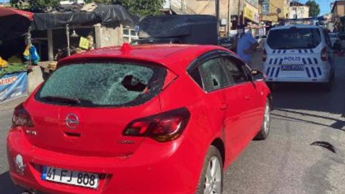 Beykoz'da kaza sonrası otomobile saldırdılar
