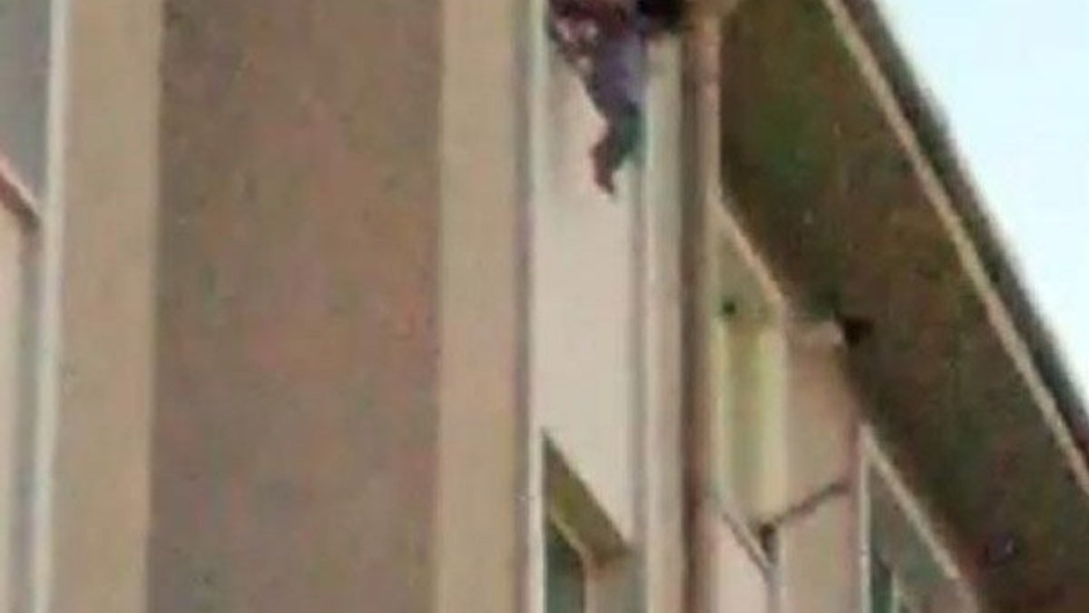Burdur'da sorunlu kadın, bebeğini camdan atmaya kalktı