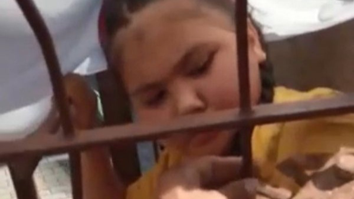 Kırşehir'de parmaklıklara sıkışan kızı itfaiye kurtardı