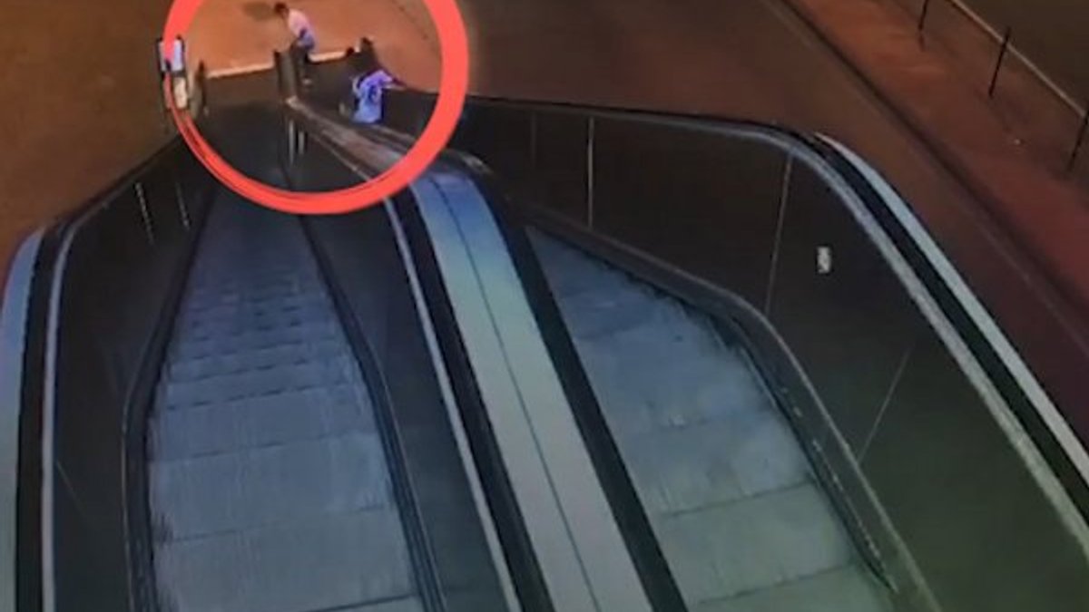 Yürüyen merdivenleri acil butonuyla durduranlar kamerada