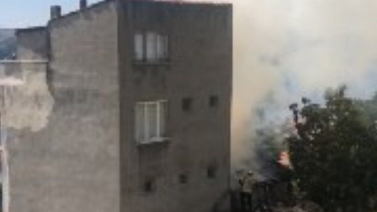Bursa'da kendi evini yaktı, itfaiyeye baltayla saldırdı
