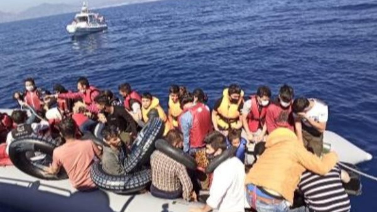 İzmir'de 44 mülteci kıyıya çıkarılarak kurtarıldı