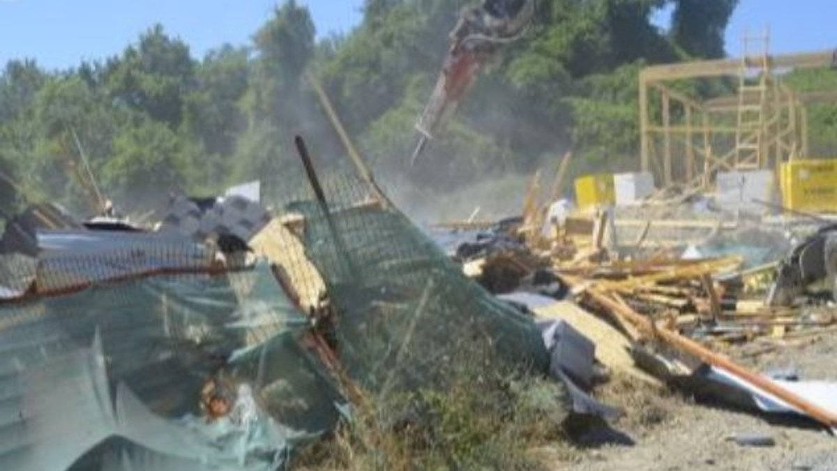 Arnavutköy'de göl kenarındaki kaçak yapılar yıkılıyor