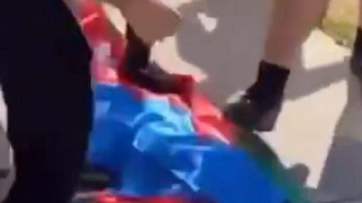 ABD'de Ermeniler, Azerbaycan bayrağına saldırdı