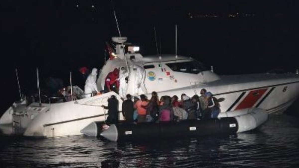 Çanakkale'de 31 kaçak göçmen kurtarıldı