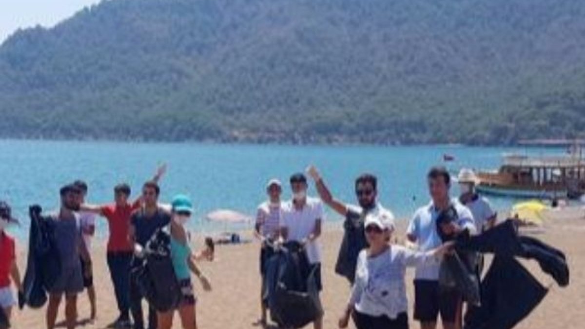 Antalya'da tatilcilerin kirlettiğini turizmci temizledi