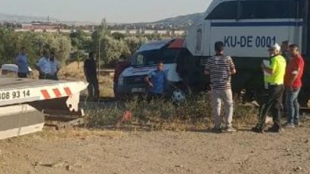 Kırıkkale'de tren ile minibüse çarpıştı