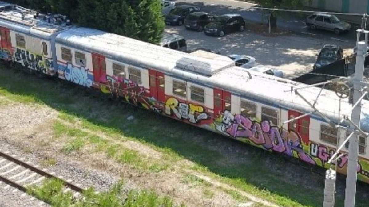Sakarya'da tarihi boş vagonları grafiticiler renklendirdi