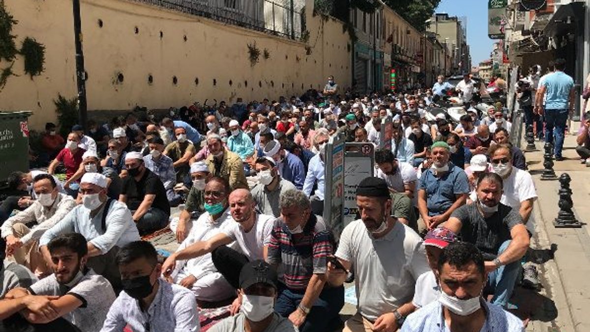 Ayasofya meydanına sığmayan cemaat sokaklarda namaz kıldı