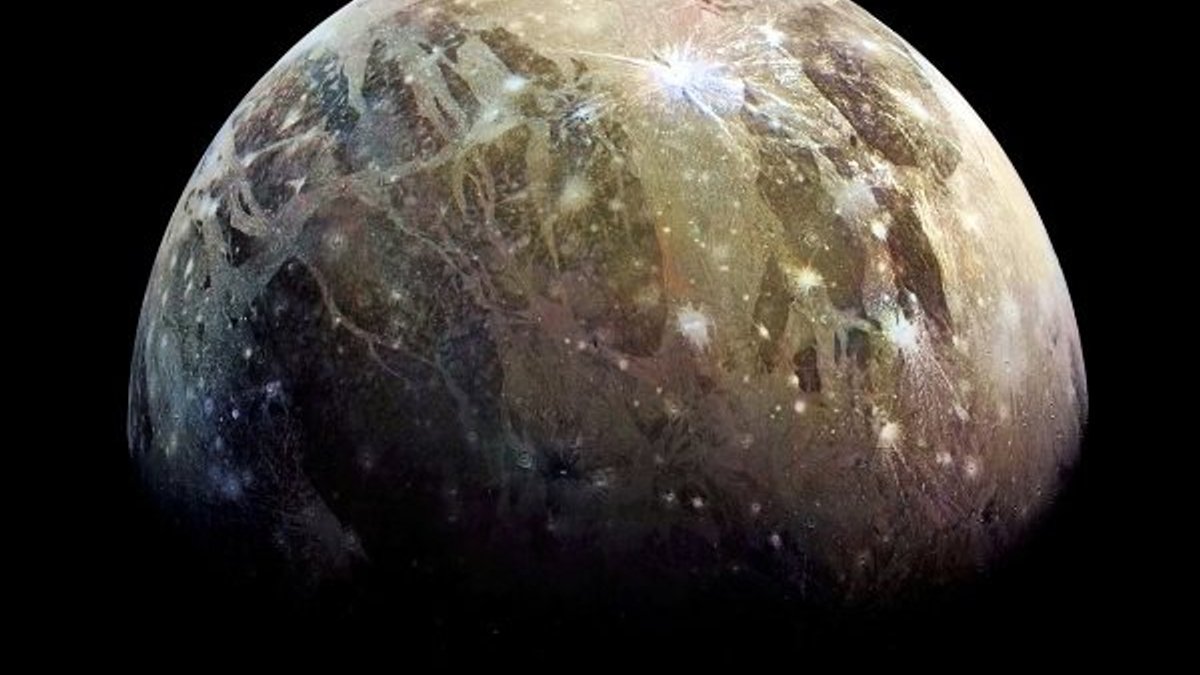 Jüpiter'in uydusunun buzla kaplı kuzey kutbu görüntülendi