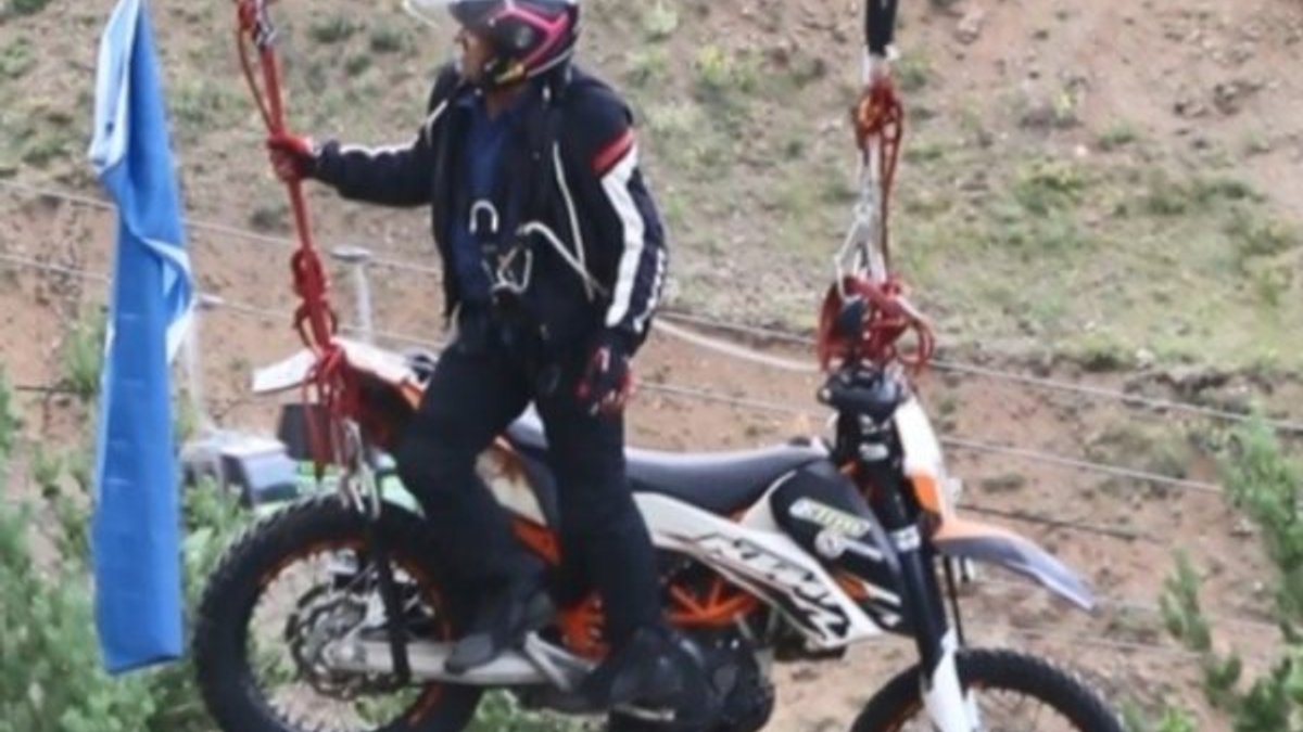 Erzurum'da motosiklet ile 2 bin 300 rakımda zipline yaptı