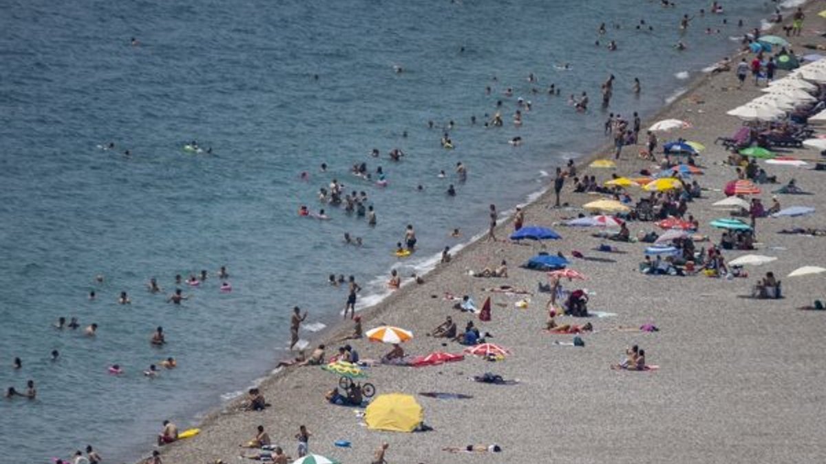 Antalya'da plajlarda yoğunluk yaşandı