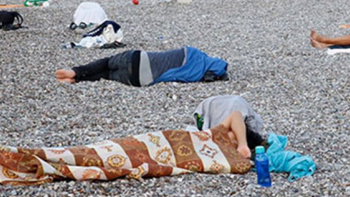 Antalyalılar battaniyelerle sahilde uyuyor