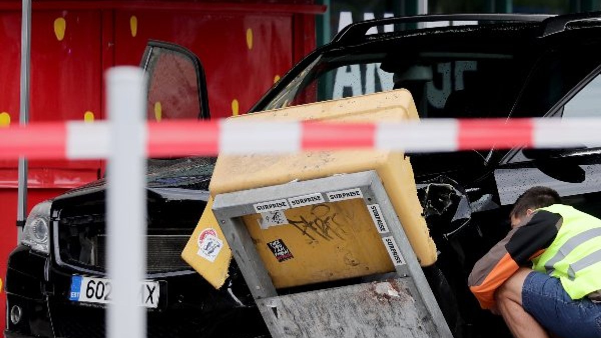 Almanya'da araç yayaların arasına daldı: 7 yaralı