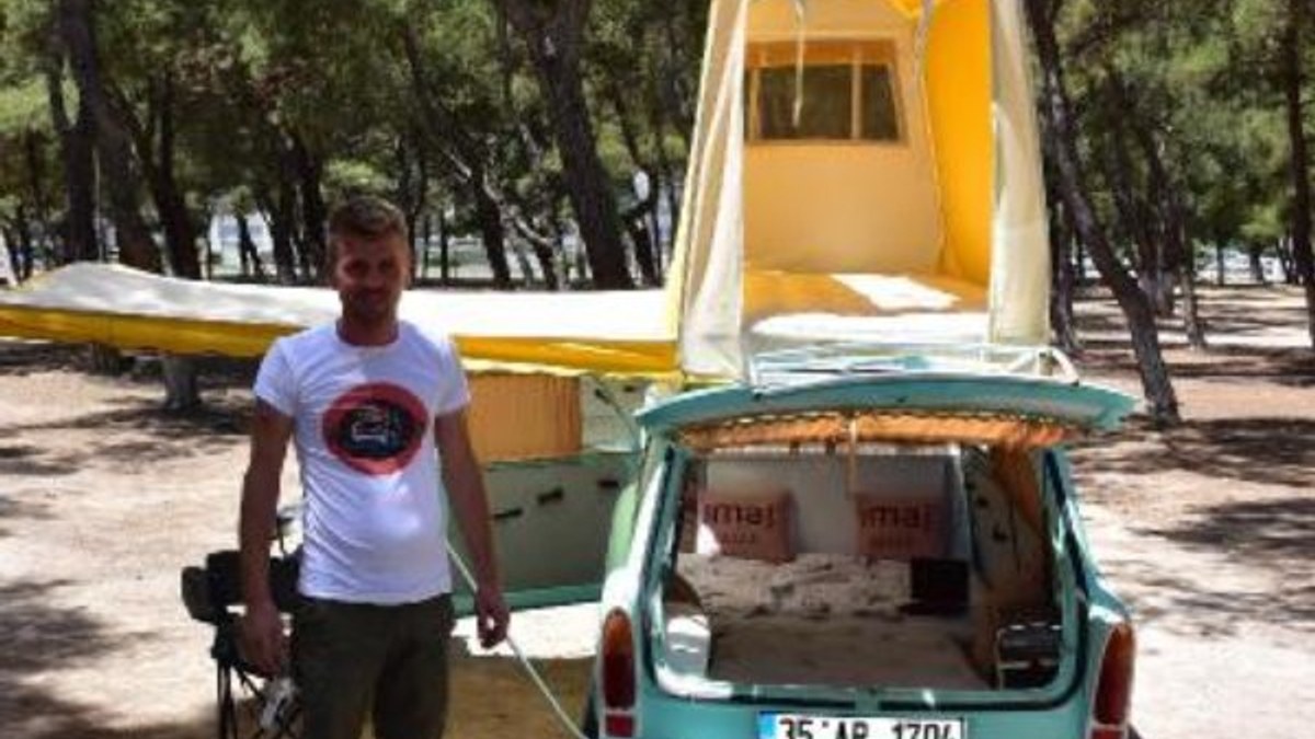 İzmir'de, klasik otomobili çekme karavana dönüştürdü