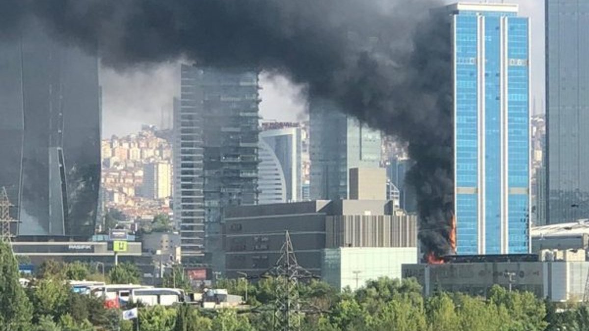 Ankara'da plazada çıkan yangın, kontrol altına alındı