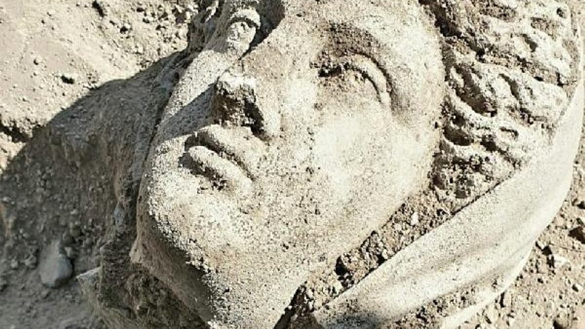 Perge'de, 1700 yıllık kadın heykeli bulundu