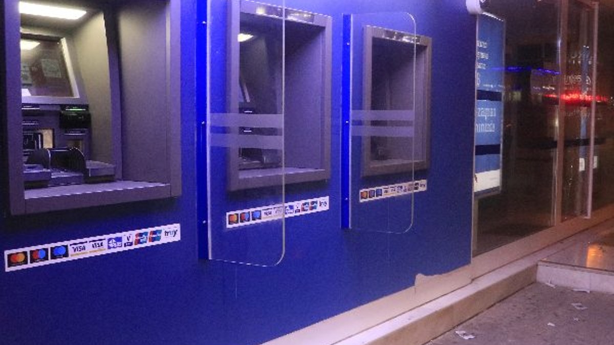 Adana'da bir kişi ATM kartını yutunca camını kırdı
