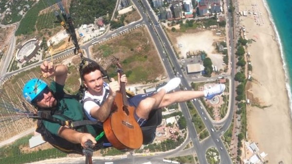 Antalya'da paraşütle uçarken gitar çalıp şarkı söyledi