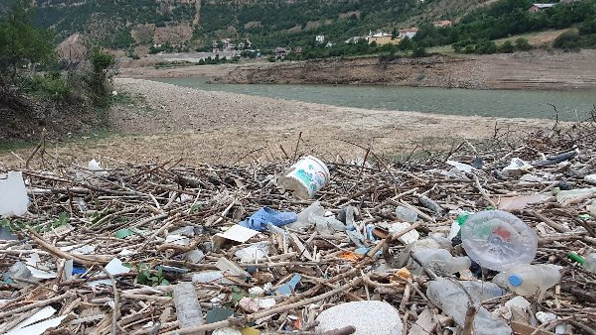 Gümüşhane'de baraj suyu çekilince çöpler ortaya çıktı