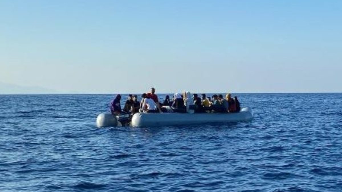 İzmir'de 99 sığınmacı kurtarıldı