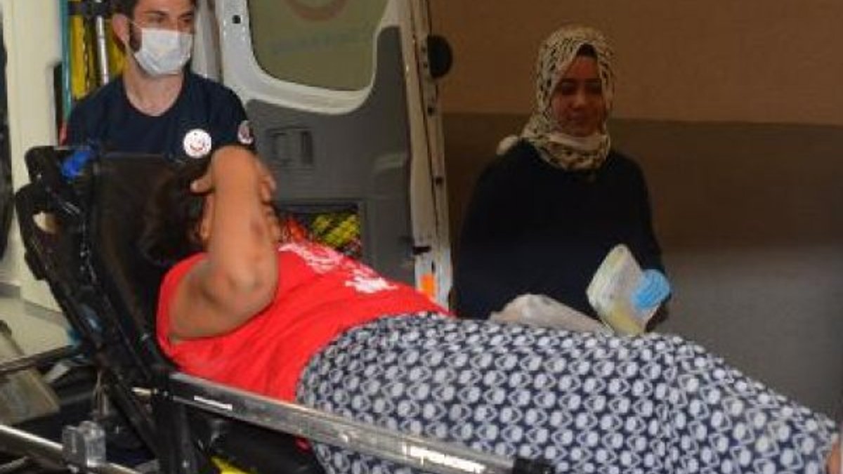 Adana'da otomobildeki kadını darbedip, yola savurdu
