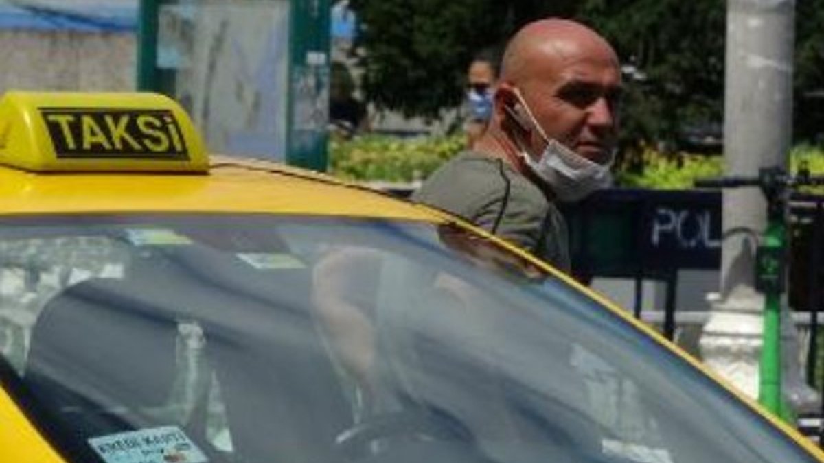 Taksim'de taksiciler maske takmayı umursamıyor