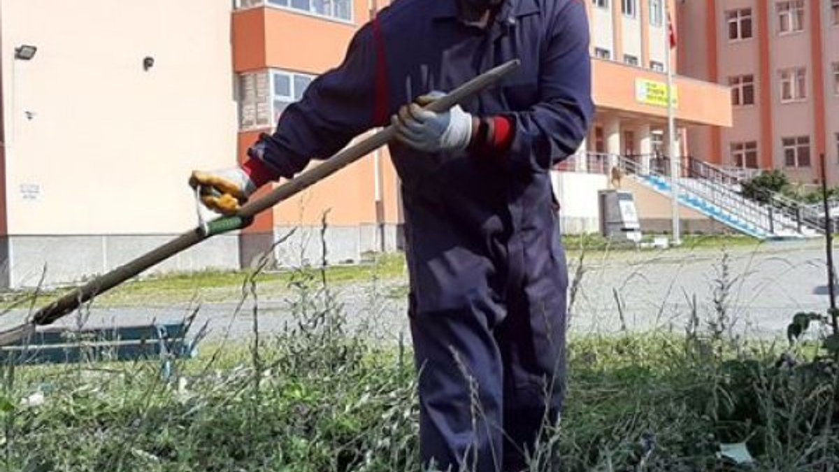 Ardahan'da öğretmenler, okul bahçesini temizledi