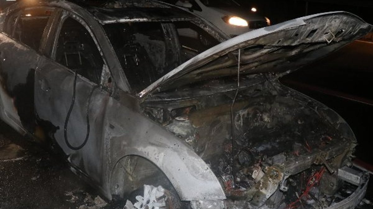 Bolu'da bir otomobil yanarak kül oldu