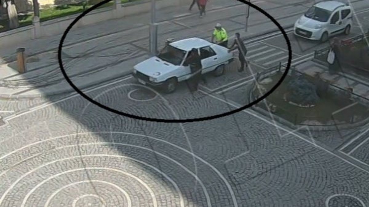 Bayburt'ta aracı arıza yapan sürücüye polis yardım etti