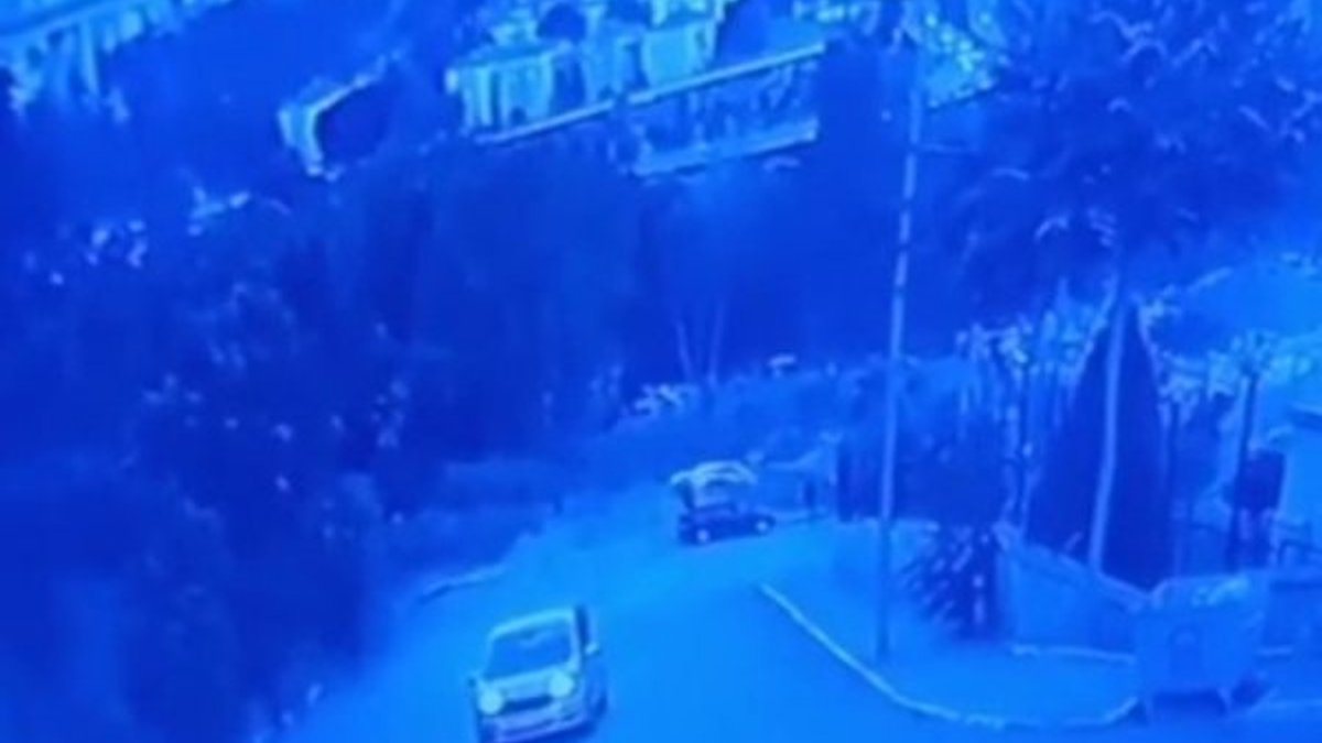 İstanbul'da geri vitese takan sürücü, toprak alana düştü