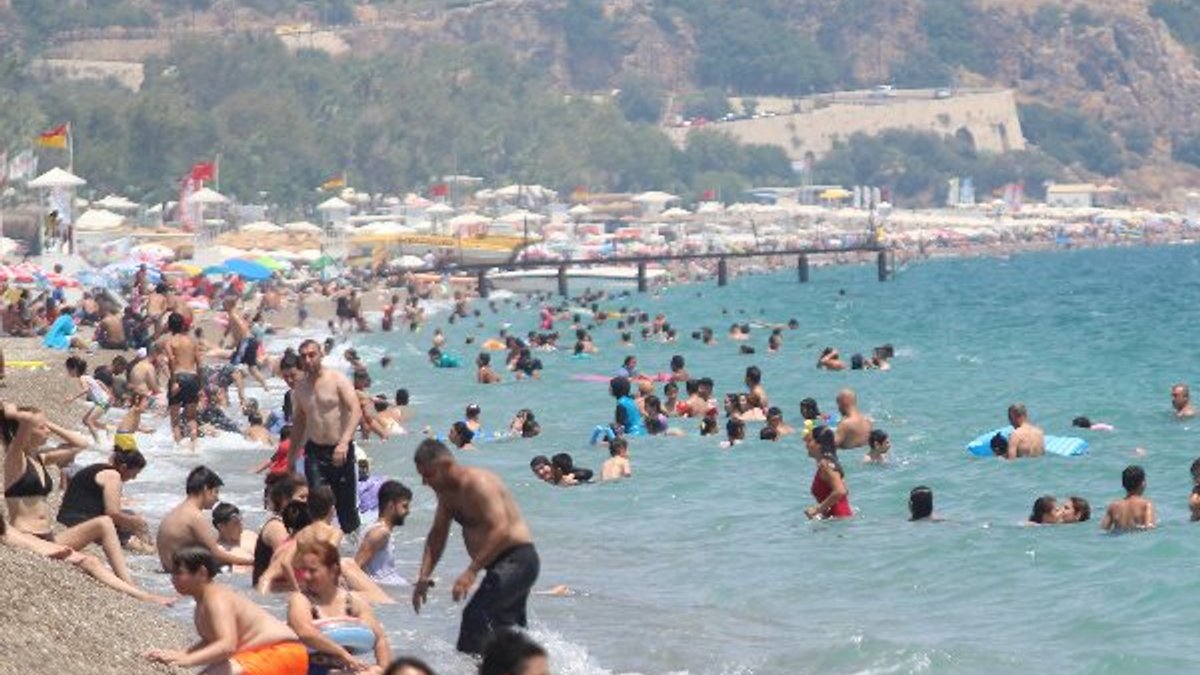 Antalya'da vatandaşlar, Konyaaltı'na akın etti