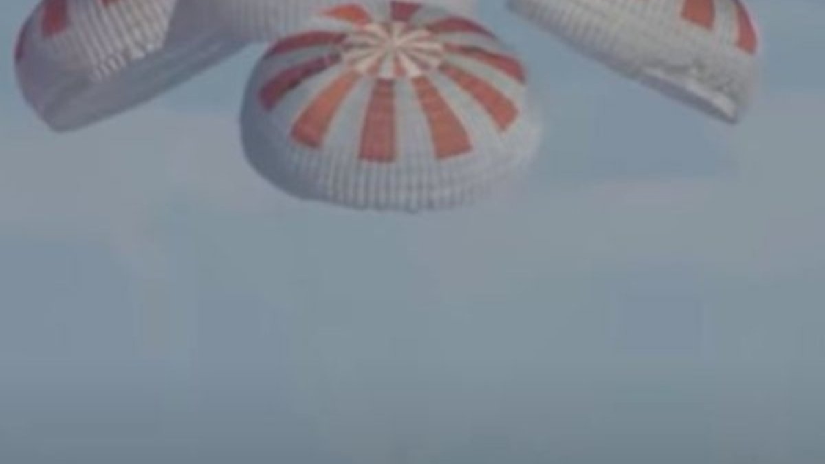 Astronotları taşıyan Crew Dragon kapsülünün iniş anı