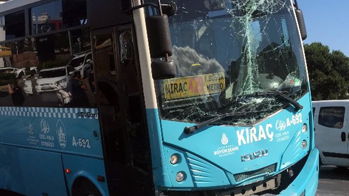 Esenyurt'ta halk otobüsü kaza yapmamak için refüje çıktı