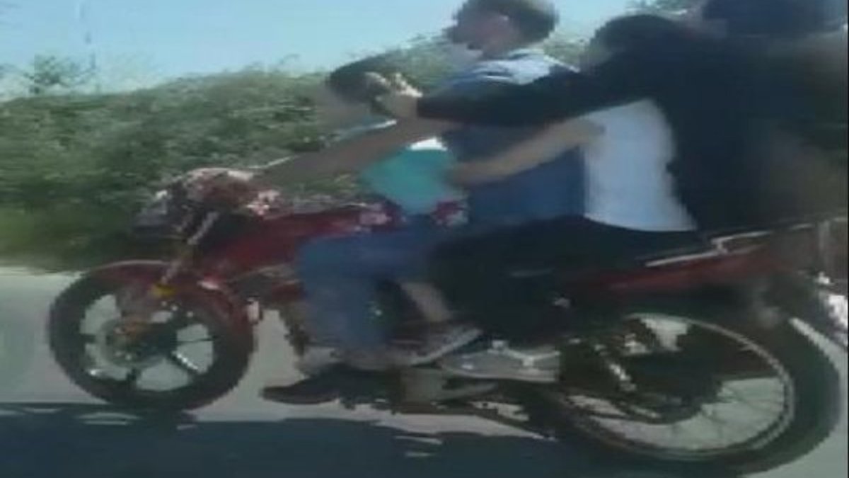 TEM'de 4 kişilik ailenin tehlikeli motosiklet yolculuğu