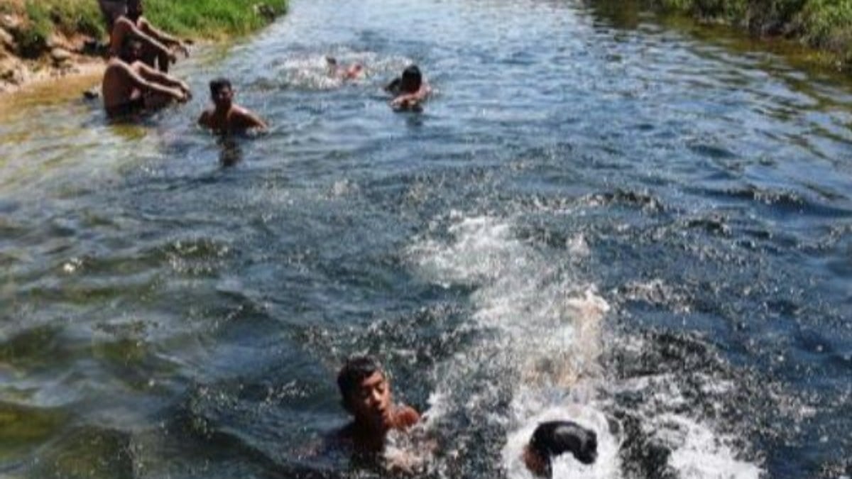 Antalya'da su kanalında yüzen çocuklar: Kanal temizlensin