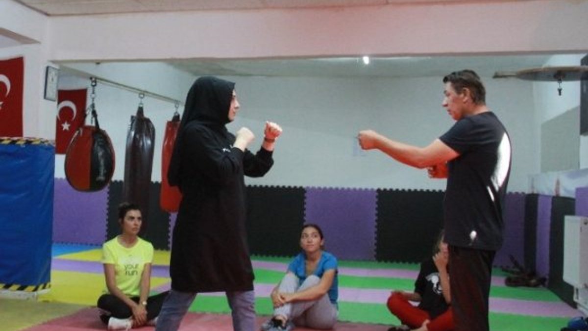Sivas'ta kadınlar, kendilerini Kick boks ile savunuyor