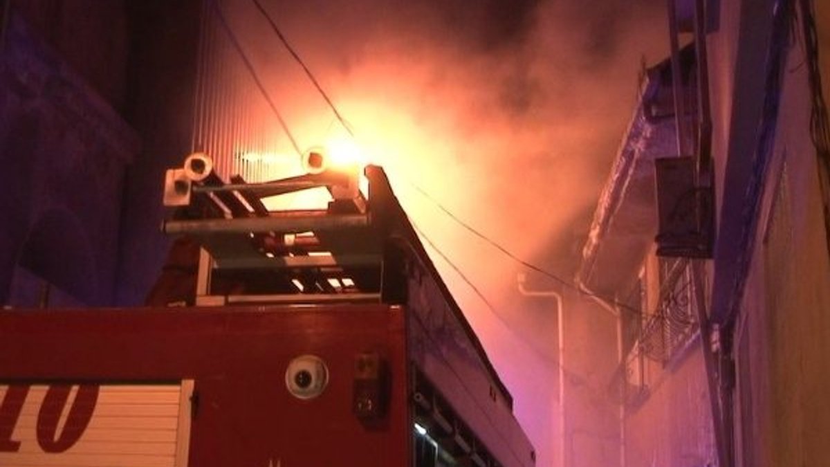 Beşiktaş'ta bir binanın çatı katında yangın çıktı