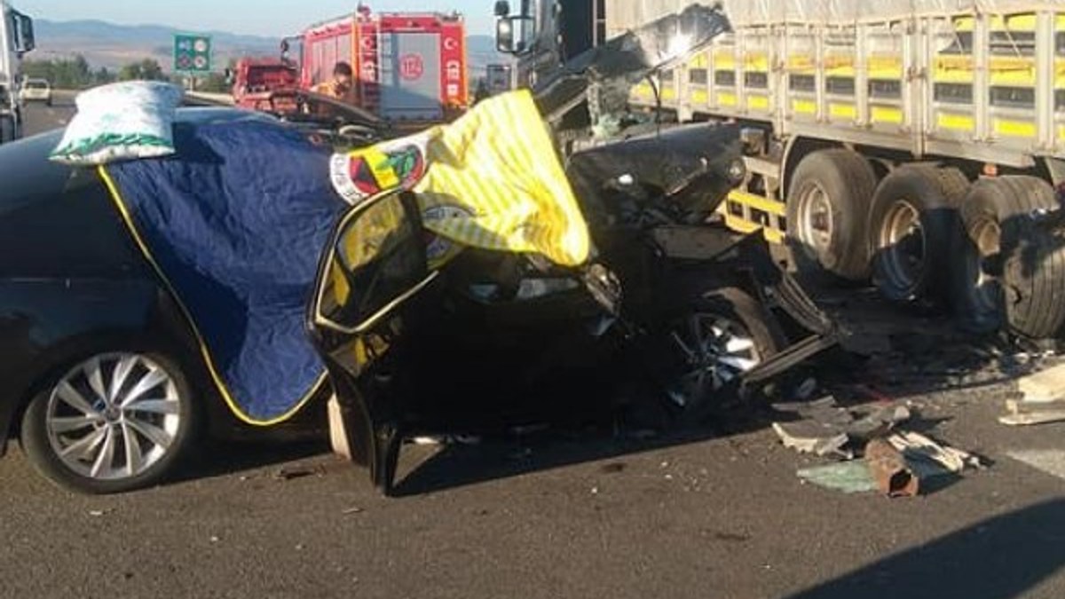 Bolu’da otomobil tırın altına girdi: 3 ölü, 1 yaralı