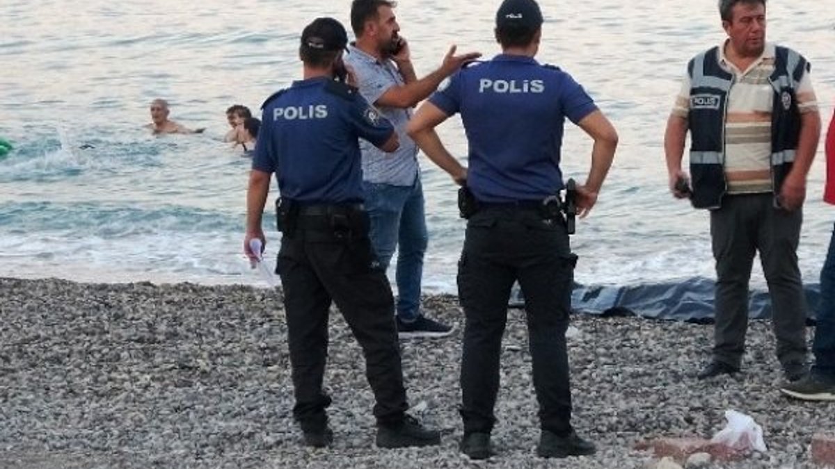 Antalya'da denizden ceset çıktı: Yüzmeye devam ettiler