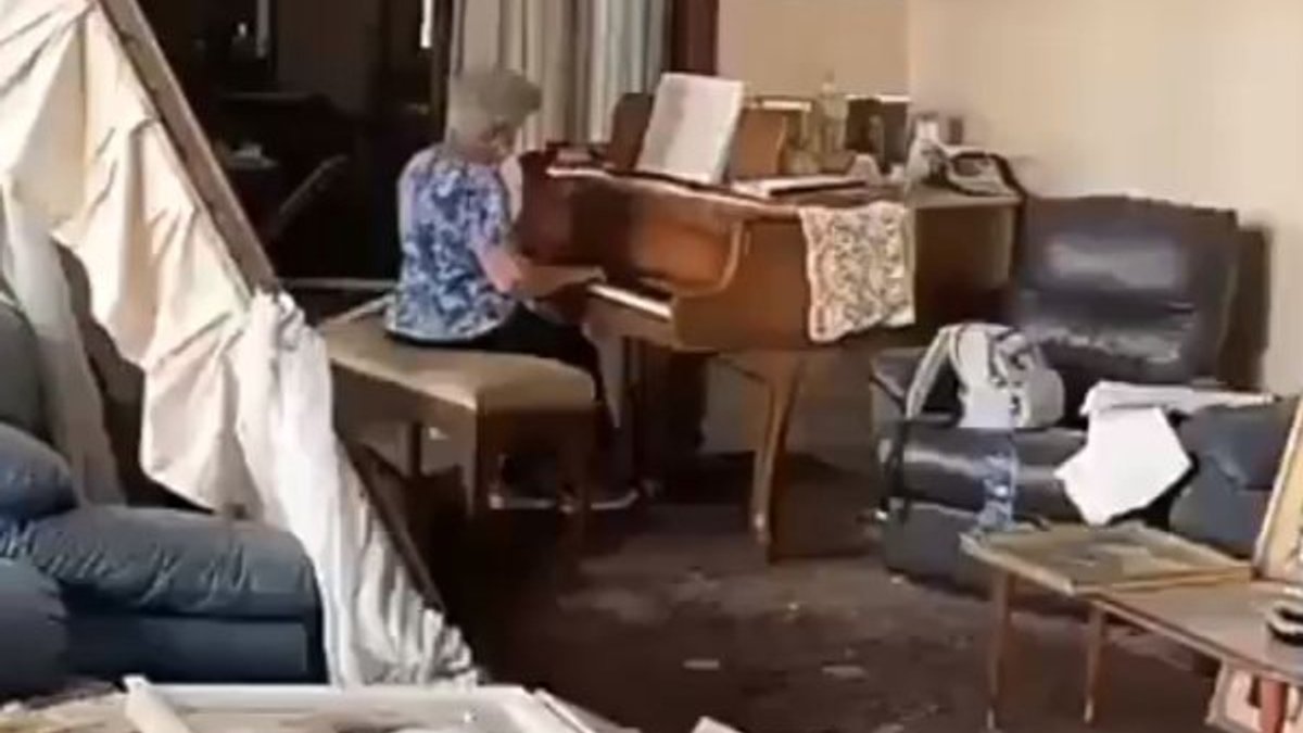 Lübnanlı kadın, patlamanın ardından evinde piyano çaldı