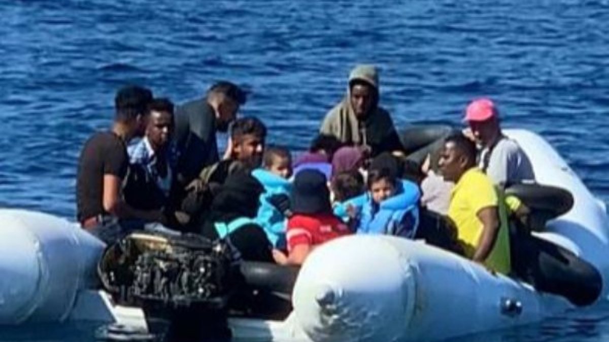 Ayvalık açıklarındaki 32 göçmen kurtarıldı