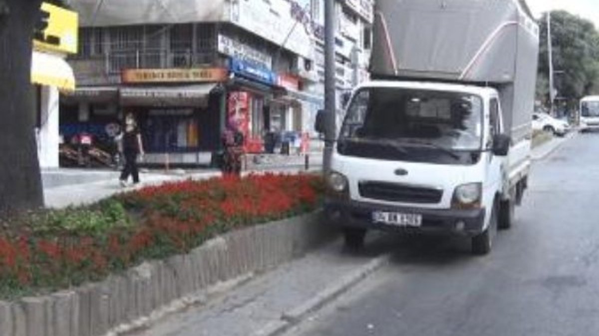 İstanbul'da araçlar, kaldırımlara park ediliyor