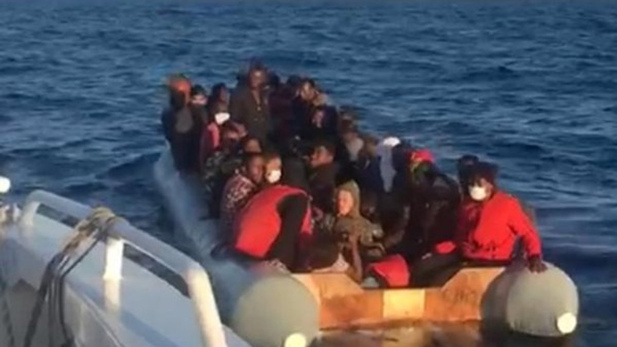 İzmir'de 44 sığınmacı kurtarıldı