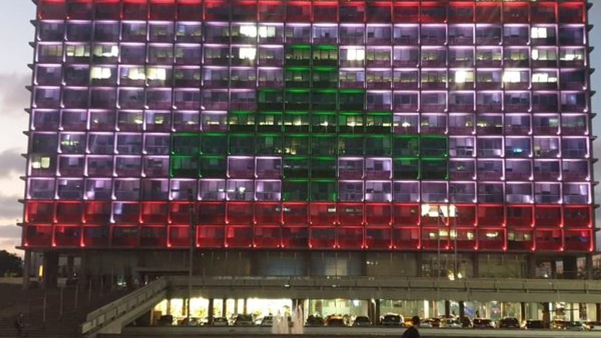 Tel Aviv Belediye binası, Lübnan bayrağıyla aydınlatıldı
