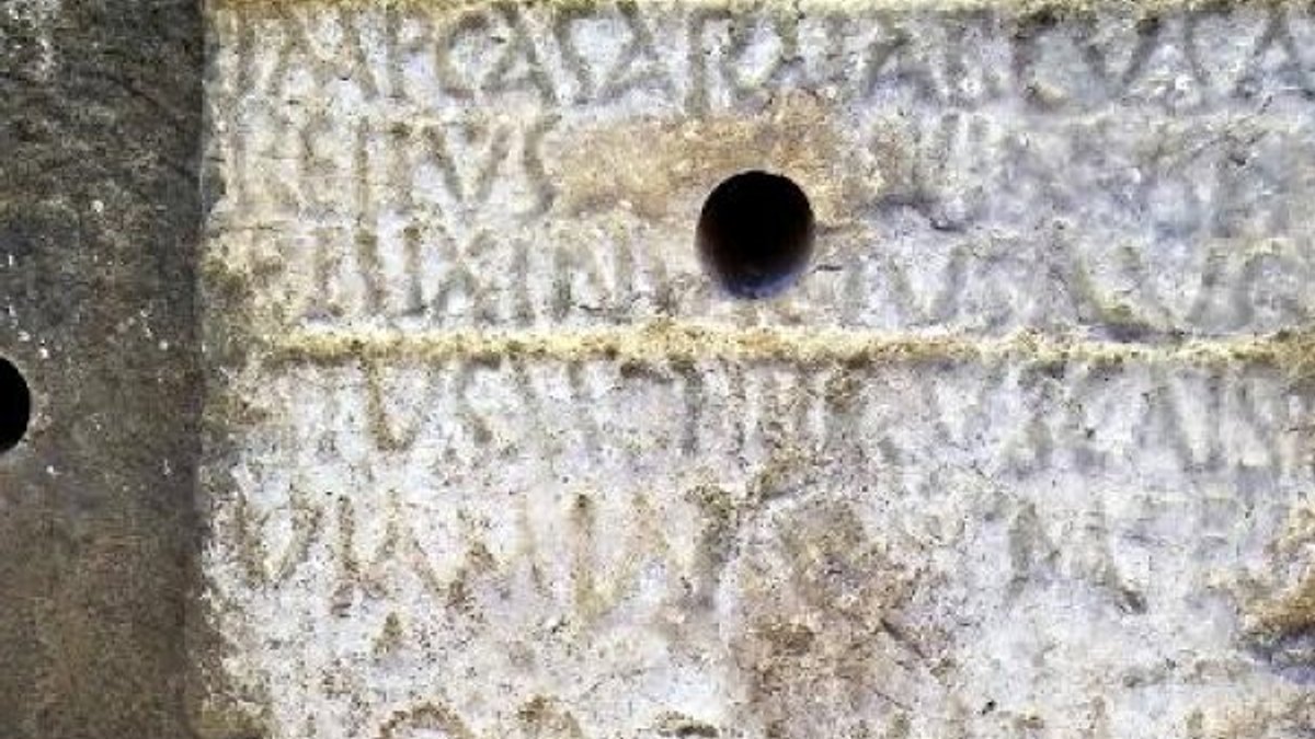 Mersin’deki 1800 yıllık yazıtta defineci tahribatı