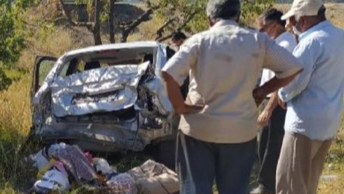 Denizli'de otomobil tarlaya uçtu: Anne öldü, 3 yaralı