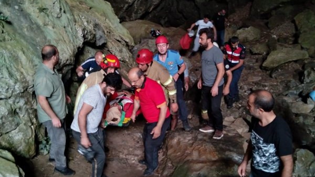 Deliklitaş Mağarası’nda 15 metreden düşen genç kurtarıldı